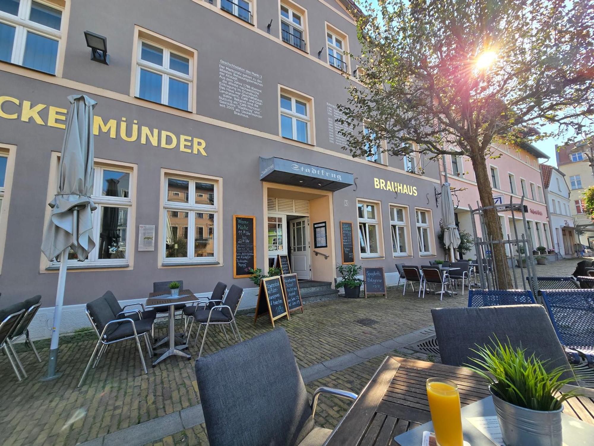 Hotel Am Markt & Brauhaus Stadtkrug Ueckermunde Bagian luar foto