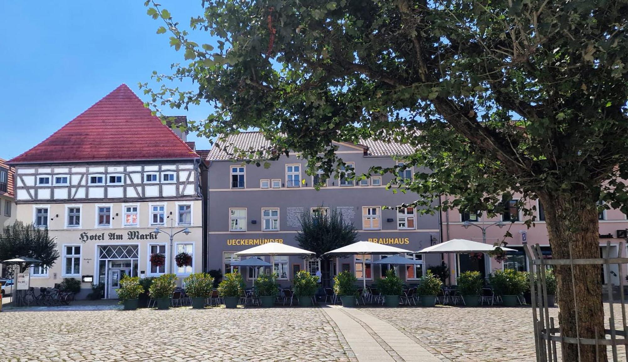 Hotel Am Markt & Brauhaus Stadtkrug Ueckermunde Bagian luar foto